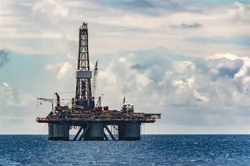 Платформа по разработке нефтяных месторождений на море компании ZX